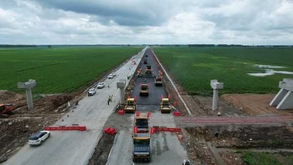 长太高速公路沥青路面工程开始施工