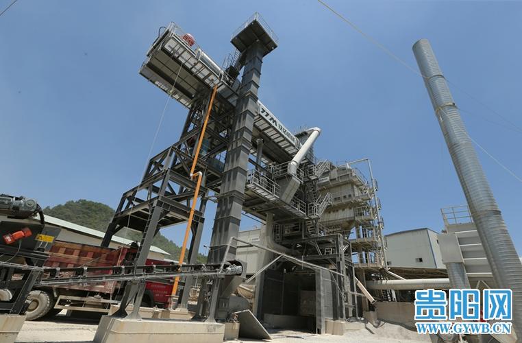 8月13日,在贵州筑城恒创建设工程有限公司龙井拌和站,堆放着6,7万吨的