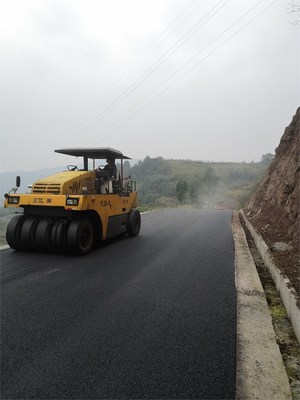 重庆沥青路面施工项目承包打柏油马路打草油打炒油公路沥青施工工程