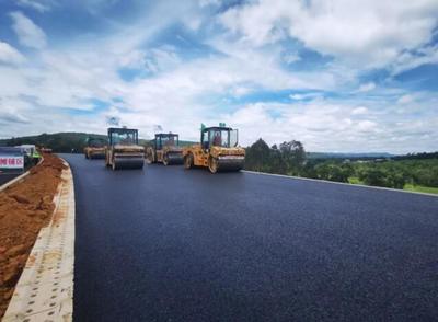 楚大高速公路扩容工程(楚雄段)路面工区沥青层全幅顺利贯通