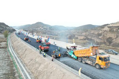 银昆高速公路宁夏段开始沥青摊铺