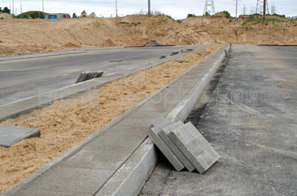 公路建设。路面瓷砖人行道