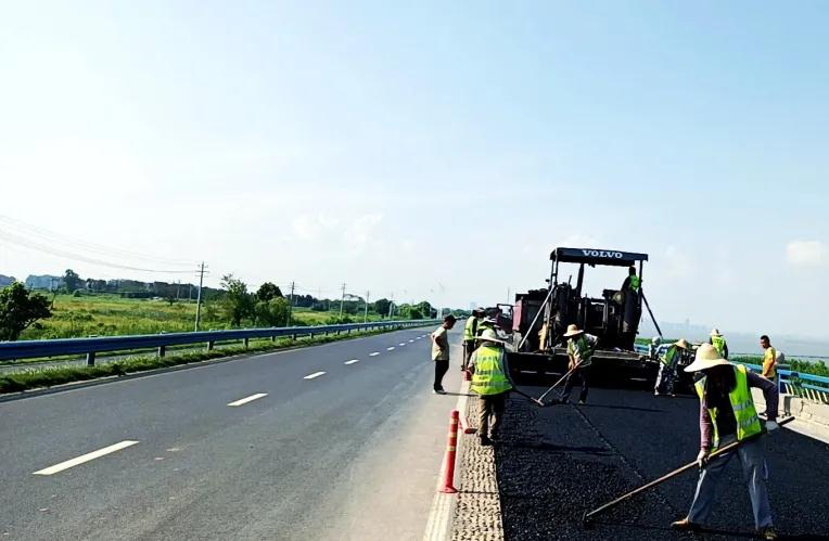 安徽巢湖:公路养护人战高温斗酷暑保道路通畅