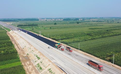 石衡高速辛集段进行路面铺设