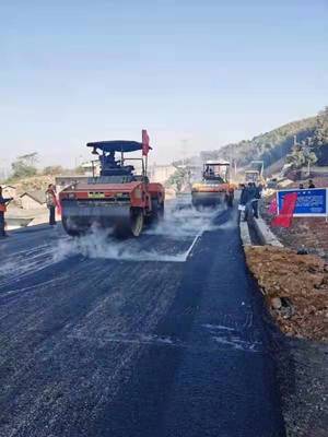 余长公路磨形至长坪路段封闭施工摊铺沥青