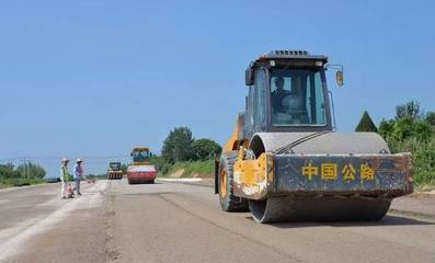 最新消息!国道220路面在刷黑了,预计年底全线通车.