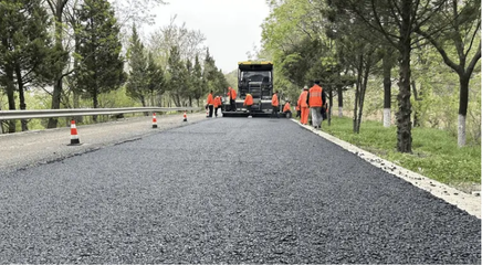 210国道宜君东湖至偏桥公路路面改造工程下面层正式开工