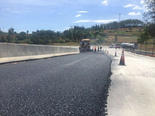 丘北公路分局完成s312线安防工程改线路段路面层铺设