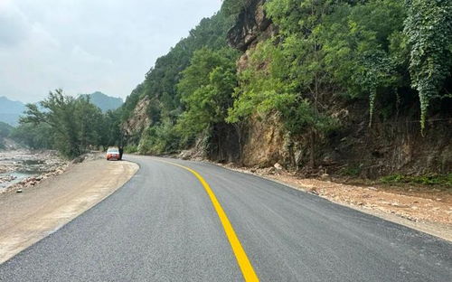 怀柔区水毁公路重建取得阶段性进展 路面铺筑完成加速灾后恢复进程