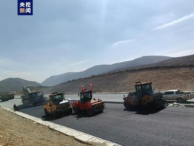 青海扁门高速公路二期路面水稳工程全线完成