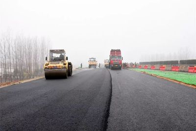水泥路面更结实,成本还低,为何高速公路却喜欢用沥青路面呢?