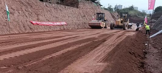 全省首个!纳溪至赤水段公路改建工程采用路面新型材料