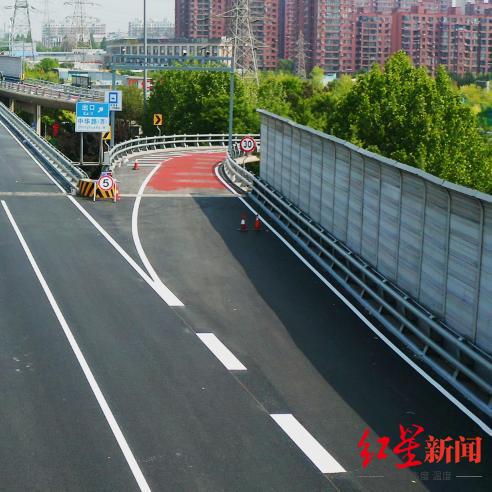 大连一道路通车首日现交通事故 当地回应 豆腐渣 工程质疑 新铺路面有颗粒脱落很正常