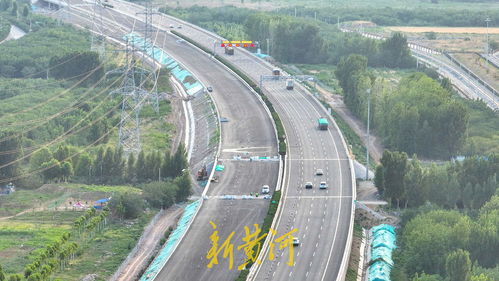 济菏高速长清段沥青铺设已完成,双向八车道初具规模