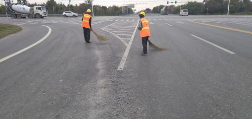 如东公路分中心清理路面石子保安全