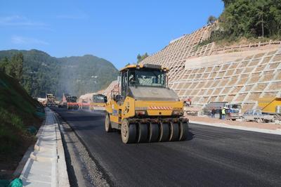 冲刺！苍巴高速公路苍渔段进入沥青摊铺作业新阶段