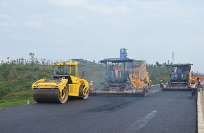 平文高速公路沥青路面试验段顺利通过验收，中铁二十三局三公司稳步推进路桥附属工程