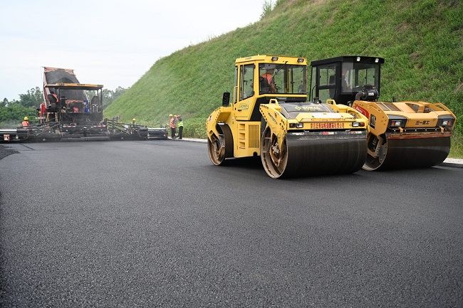 离通车更近了！自贡荣县快速通道沥青路面铺筑加速推进