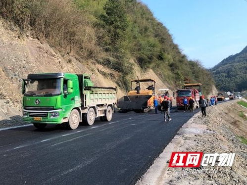 武陵源插分公路A2标段步入沥青摊铺新阶段 路桥附属工程劳务分包模式实践观察
