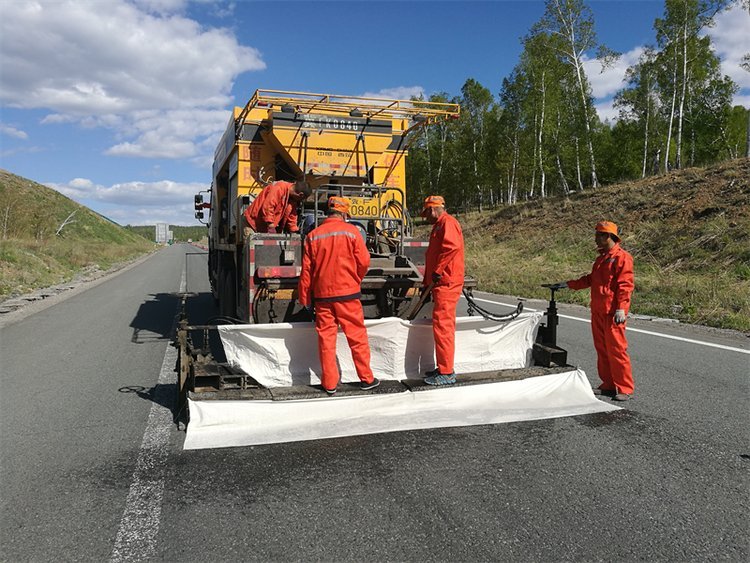 桥面公路微表处施工与沥青路面预防性养护工程 快速施工与劳务分包的优势分析